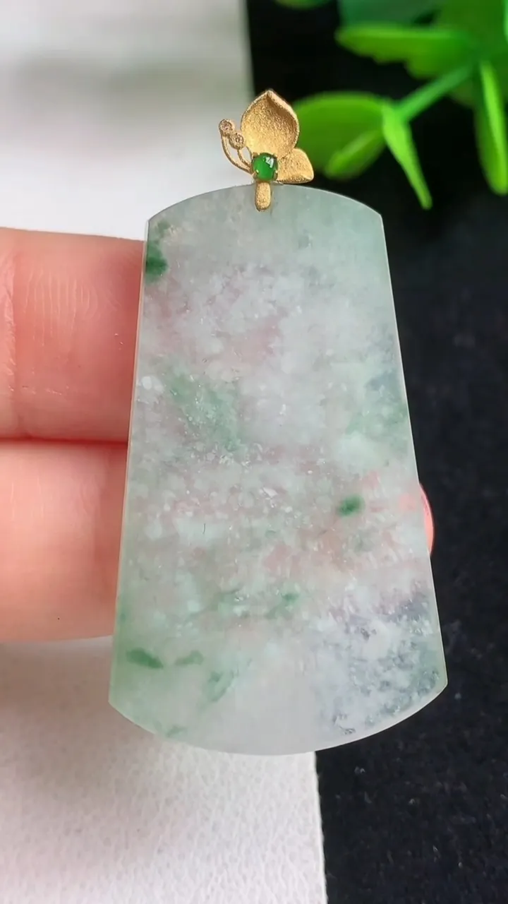 天然A货翡翠飘花无事牌吊坠，尺寸38.2-23.6-2，重量:5.28g
5月5日