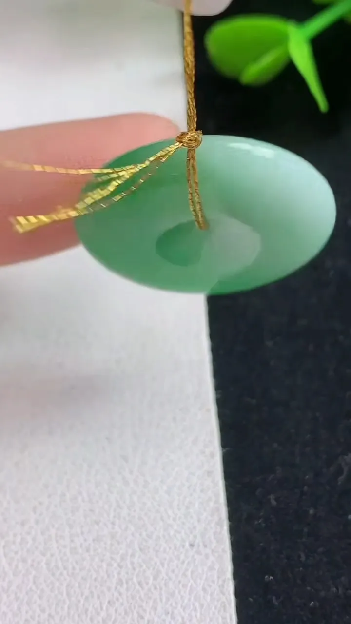 天然A货翡翠平安扣吊坠，尺寸24-5.4，重量:6.12g
5月5日