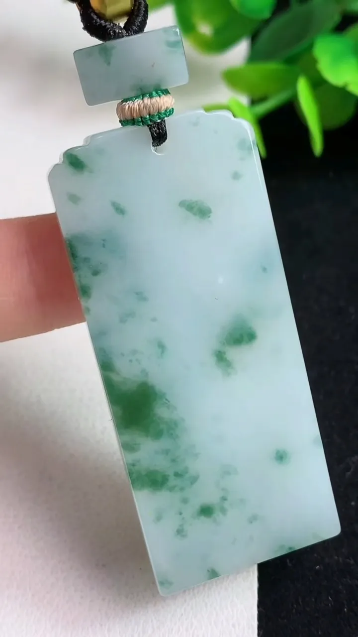 天然A货翡翠飘花仿古无事牌吊坠，尺寸52.6-23-5.4，重量:25.16g
5月5日