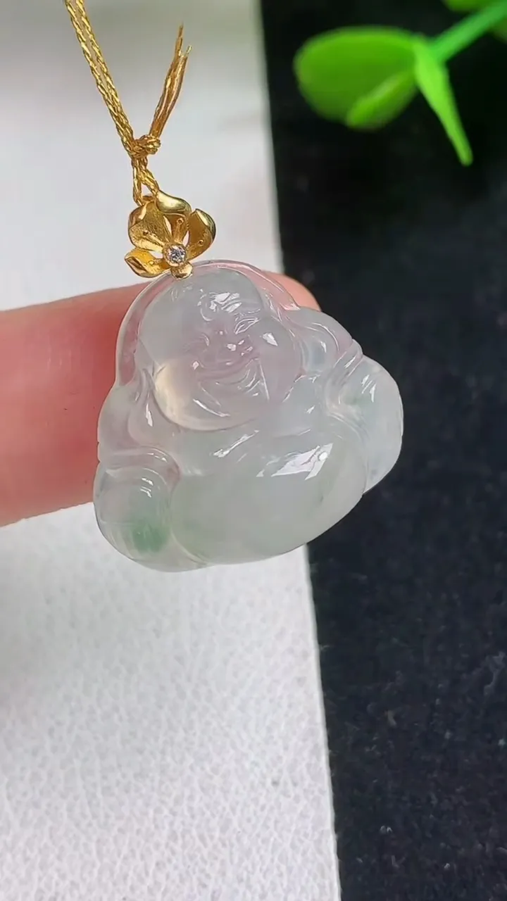 天然A货翡翠飘花佛公吊坠，尺寸18-20-6.6，重量:3.80g
5月5日