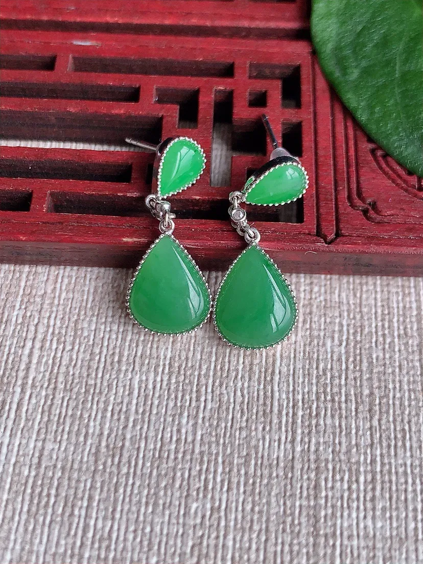 天然A货翡翠18K金镶嵌甜绿水滴耳坠 尺寸12.2×9.6×3.8mm 重量3.56g 0504