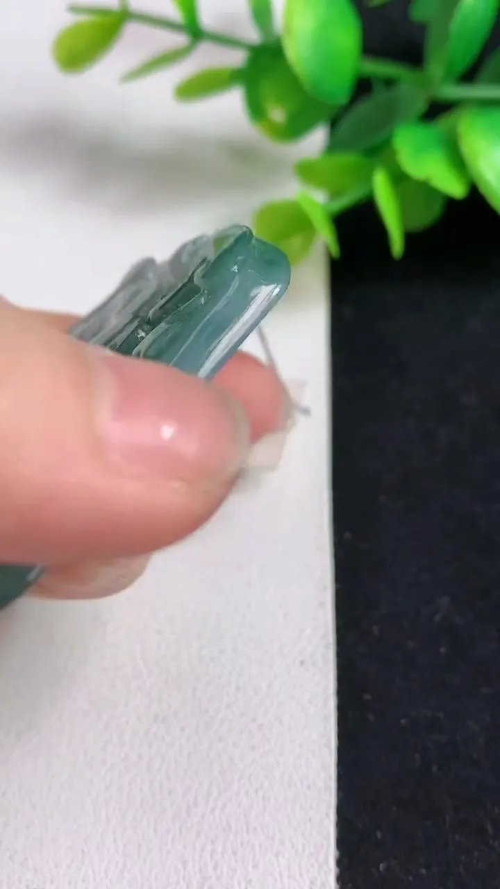 天然A货翡翠飘花生肖虎吊坠，尺寸54.4-45.3-5.5，重量:29.91g
5月5日