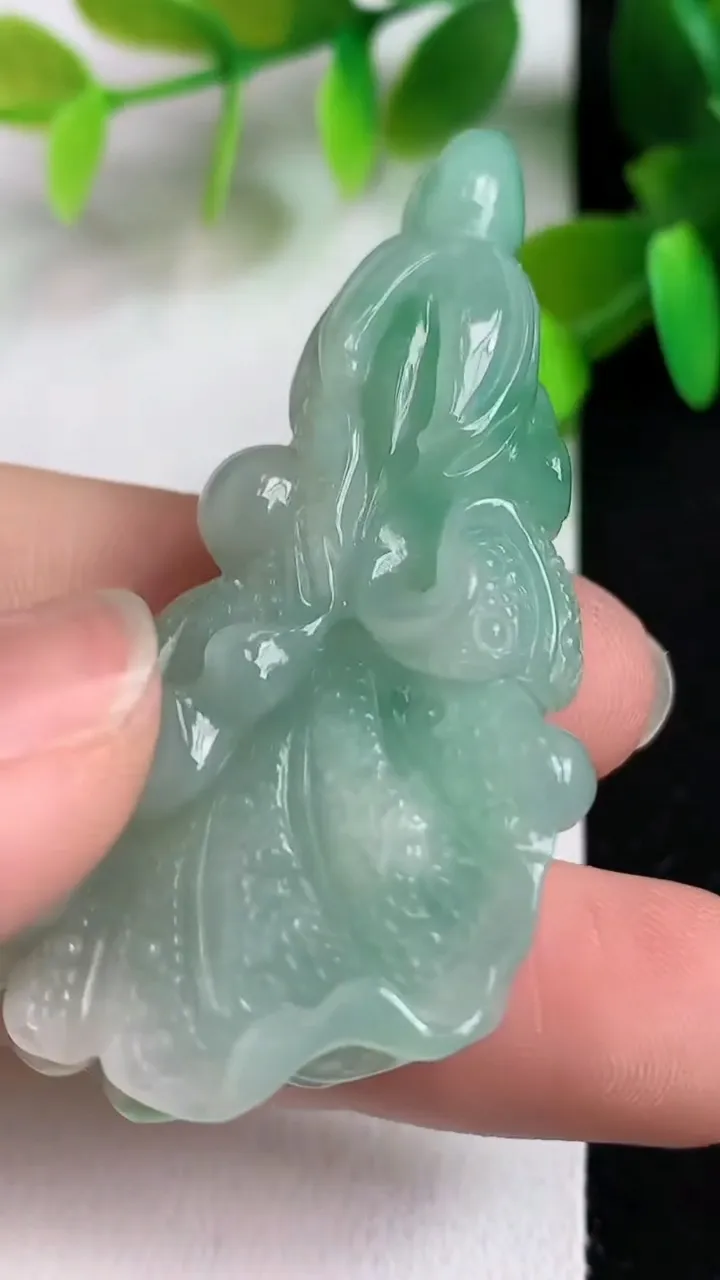 天然A货翡翠白菜吊坠，尺寸53.6-33-14，重:24.22g
5月5日