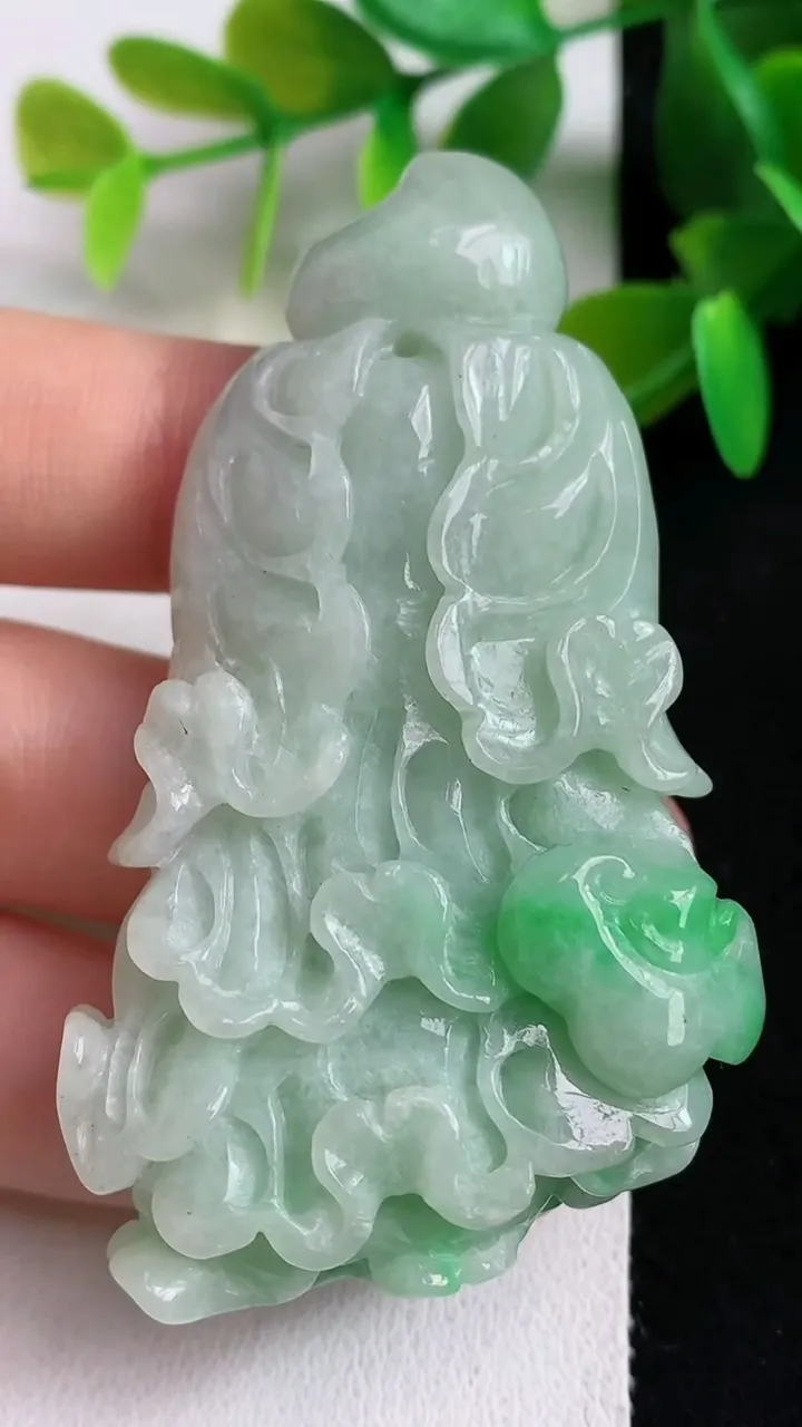 天然A货翡翠白菜吊坠，尺寸67.5-37.6-14，重:43.13g
5月5日