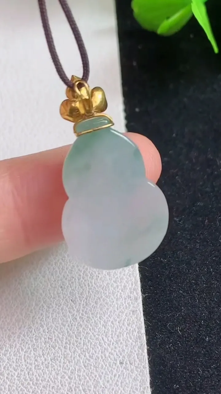 天然A货翡翠k金飘花葫芦吊坠，尺寸19.3-14-6.2，重量:3.22g
5月5日