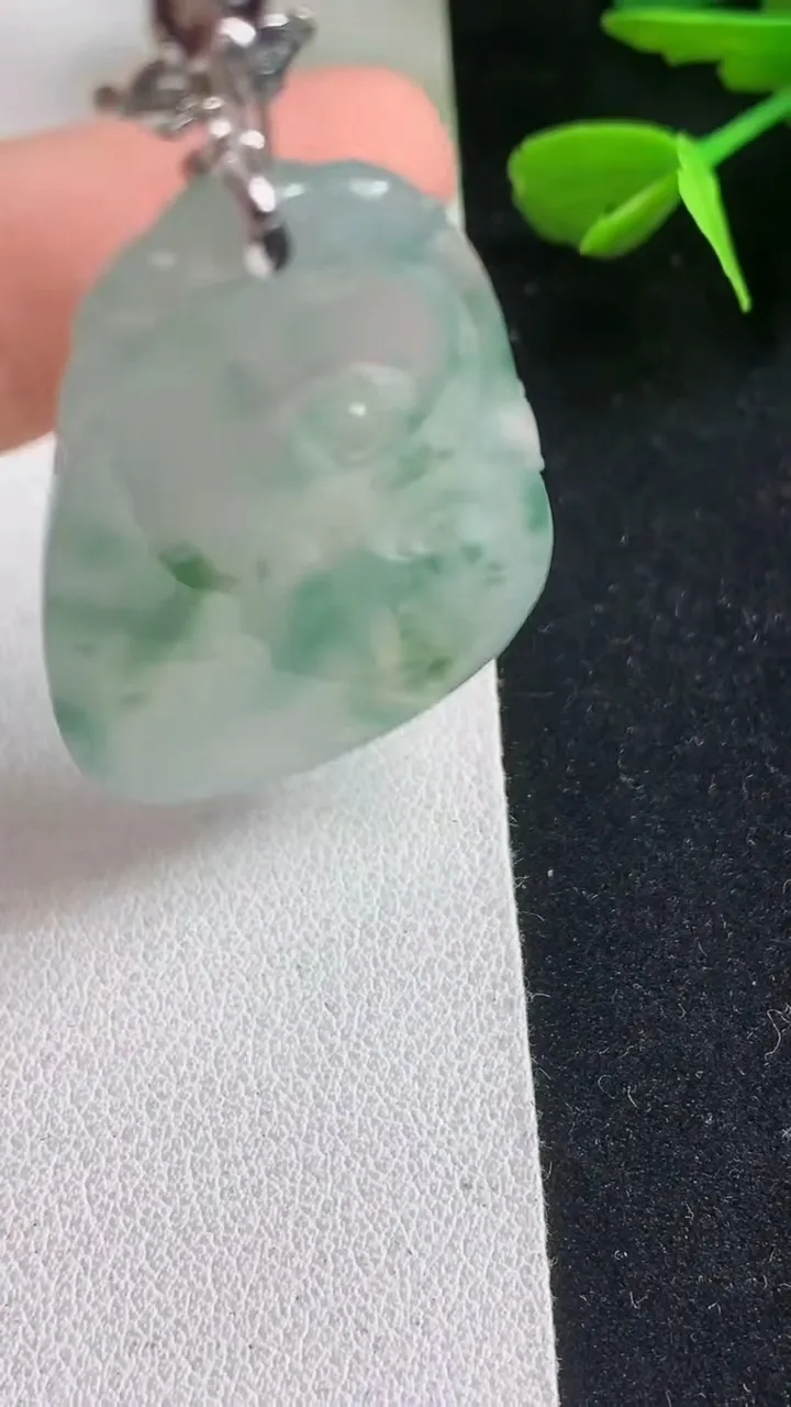 天然A货翡翠飘花如意吊坠，尺寸39-25.7-6，重量:11.80g
5月5日