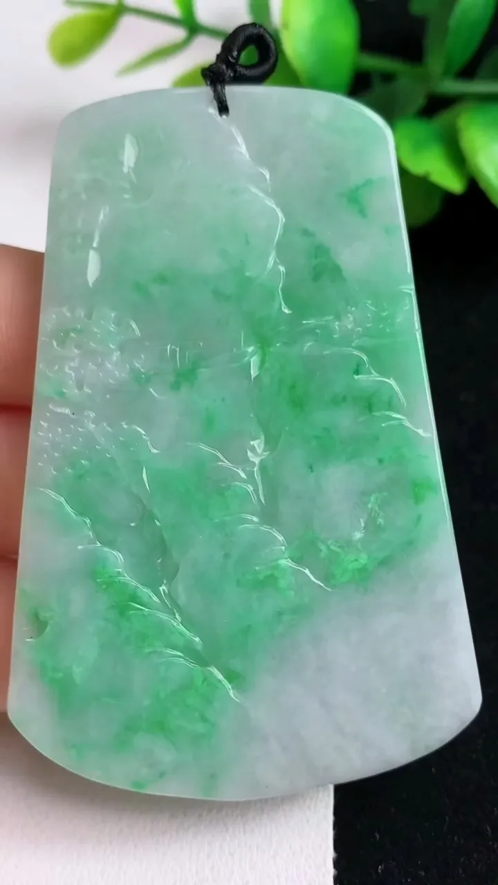 天然A货翡翠山水牌吊坠，尺寸69.5-46.2-5，重量:36.03g
5月5日