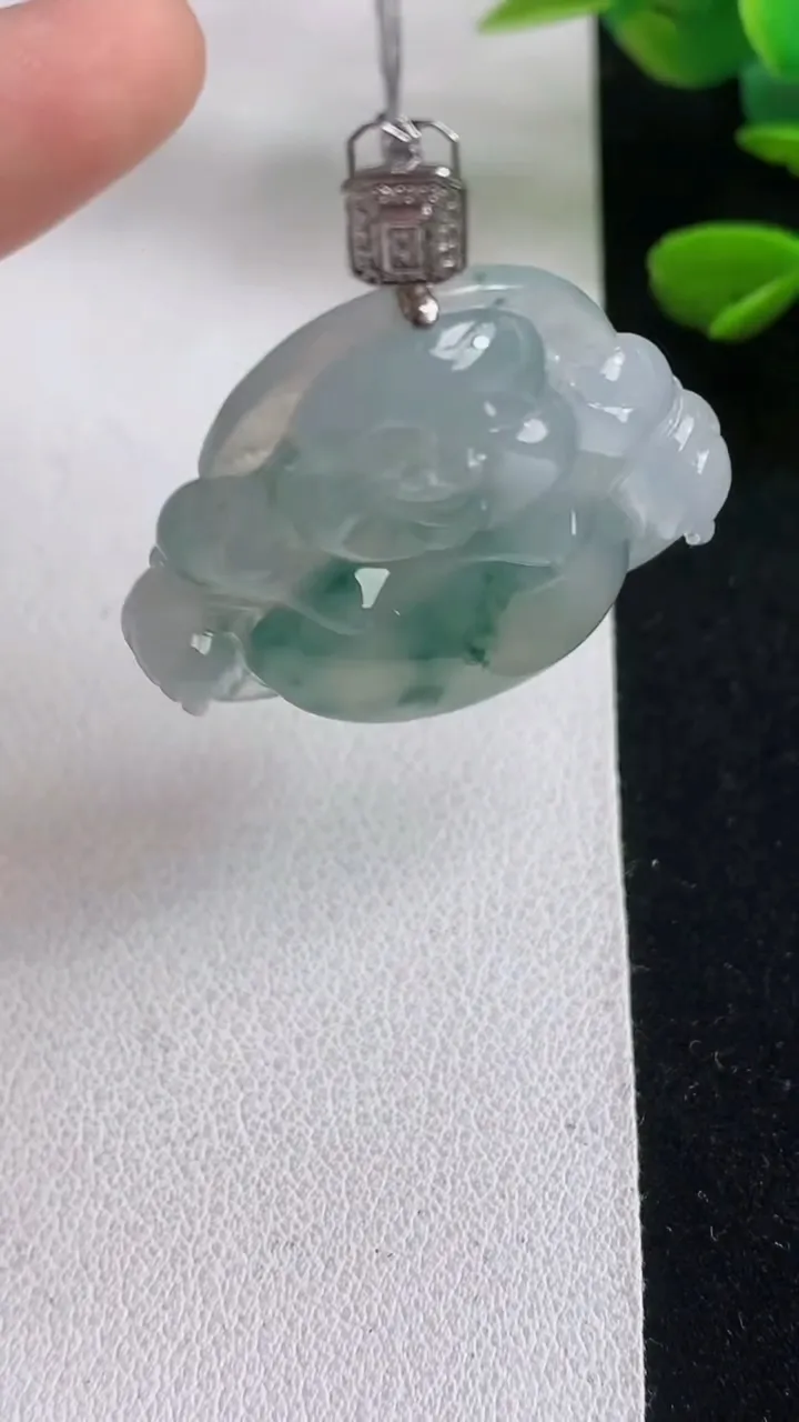 天然A货翡翠飘花佛公吊坠，尺寸30-33.8-7.5，重量:12.05g
5月5日