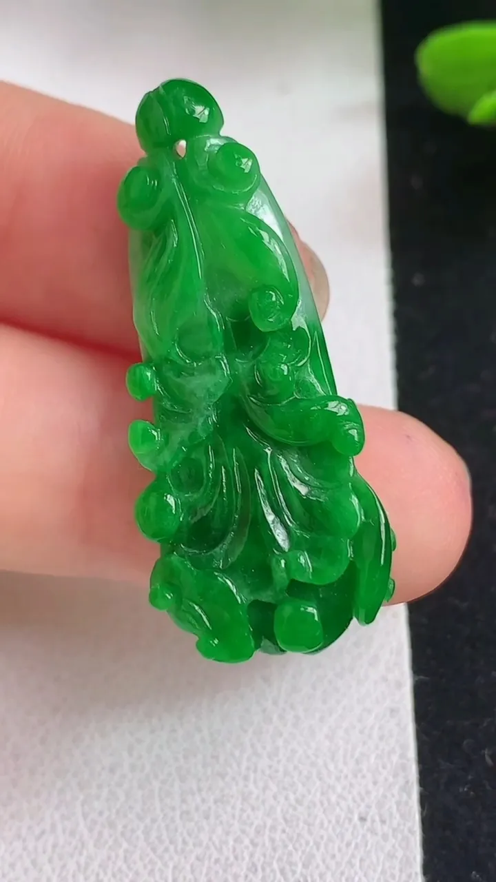 天然A货翡翠白菜吊坠，尺寸35.3-14-5.2，重量:5.00g
5月5日