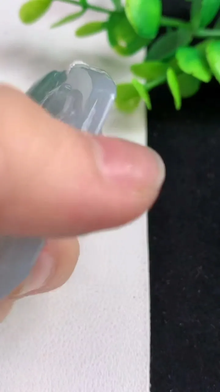 天然A货翡翠飘花生肖马牌吊坠，尺寸54.7-45.2-5.4，重量:28.42g
5月5日