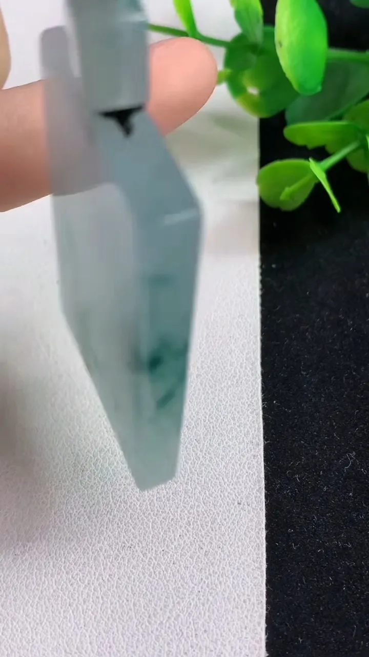 天然A货翡翠飘花无事牌吊坠，尺寸49.4-32-6，重量:34.00g
5月5日