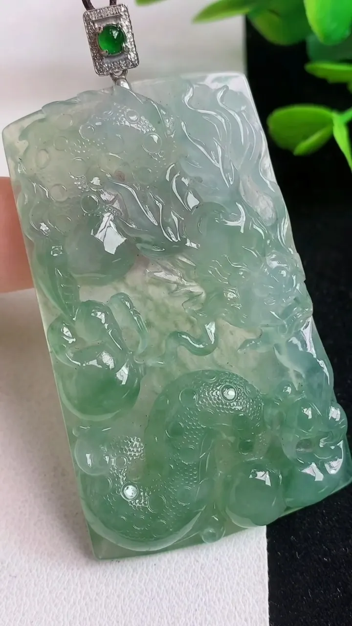 天然A货翡翠龙牌吊坠，尺寸58.6-35.7-6，重量:26.72g
5月5日