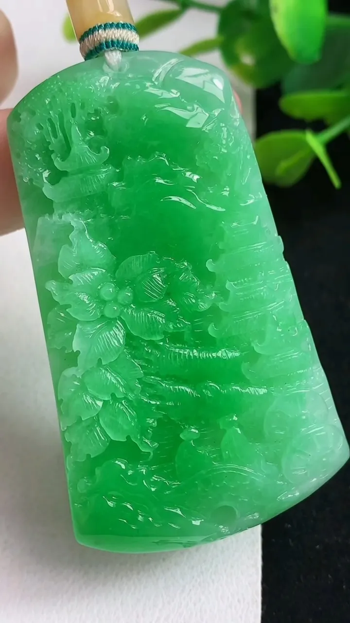 天然A货翡翠山水牌吊坠，尺寸57.4-34.2-6.3，重量:33.17g
5月5日