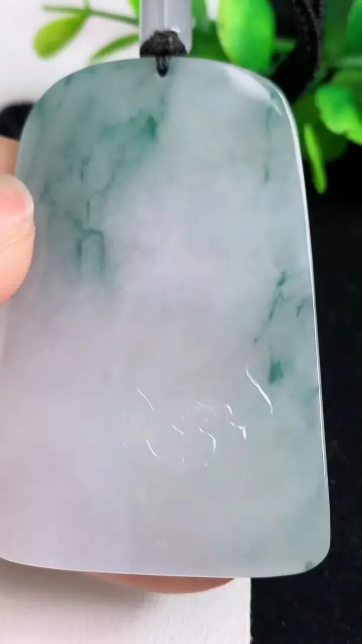 天然A货翡翠飘花普贤菩萨吊坠，尺寸63-41.6-6，重量:40.12g
5月5日