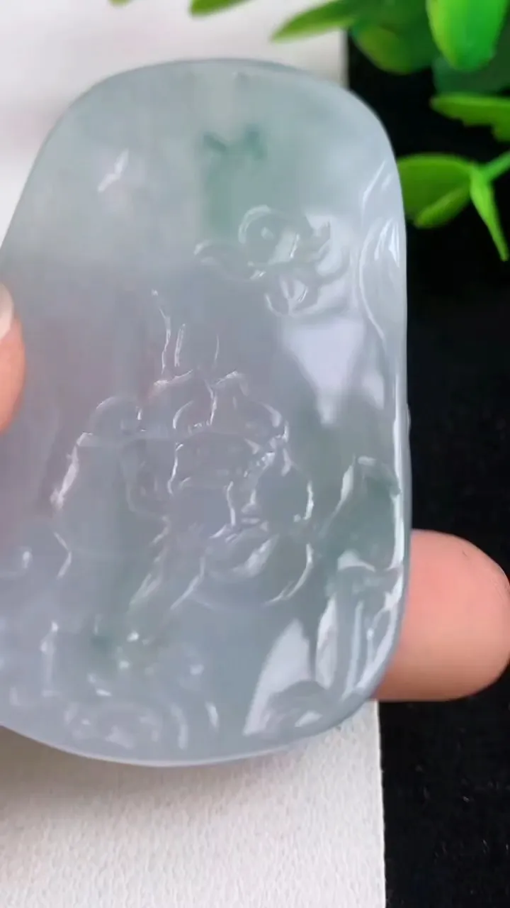 天然A货翡翠虚空藏观音菩萨吊坠，尺寸60.8-37.6-8，重量:32.79g
5月5日