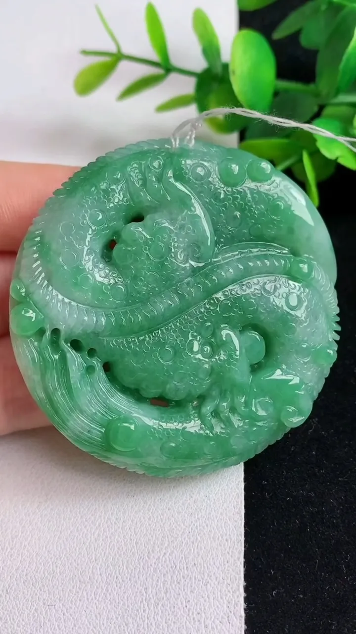 天然A货翡翠望子成龙吊坠，尺寸57.4-13，重量:82.20g
5月5日