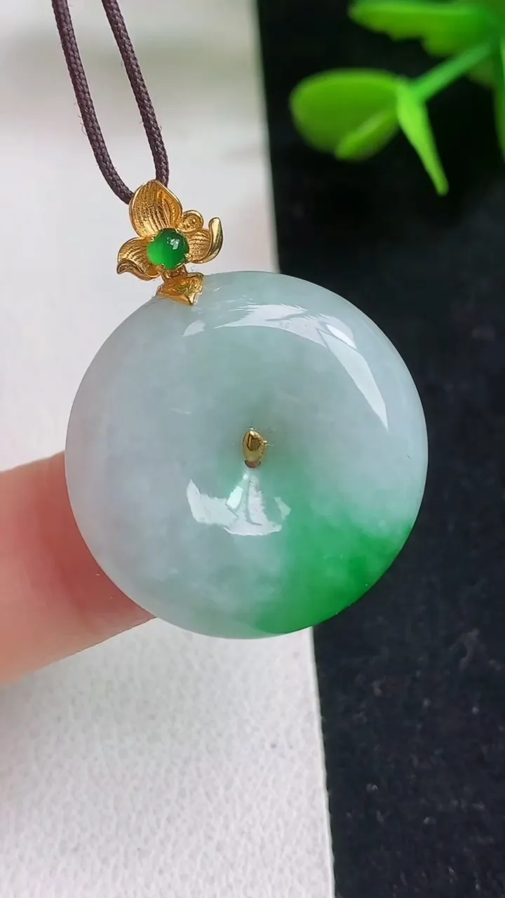 天然A货翡翠平安扣吊坠，尺寸23.7-5.7，重量:6.72g
5月5日