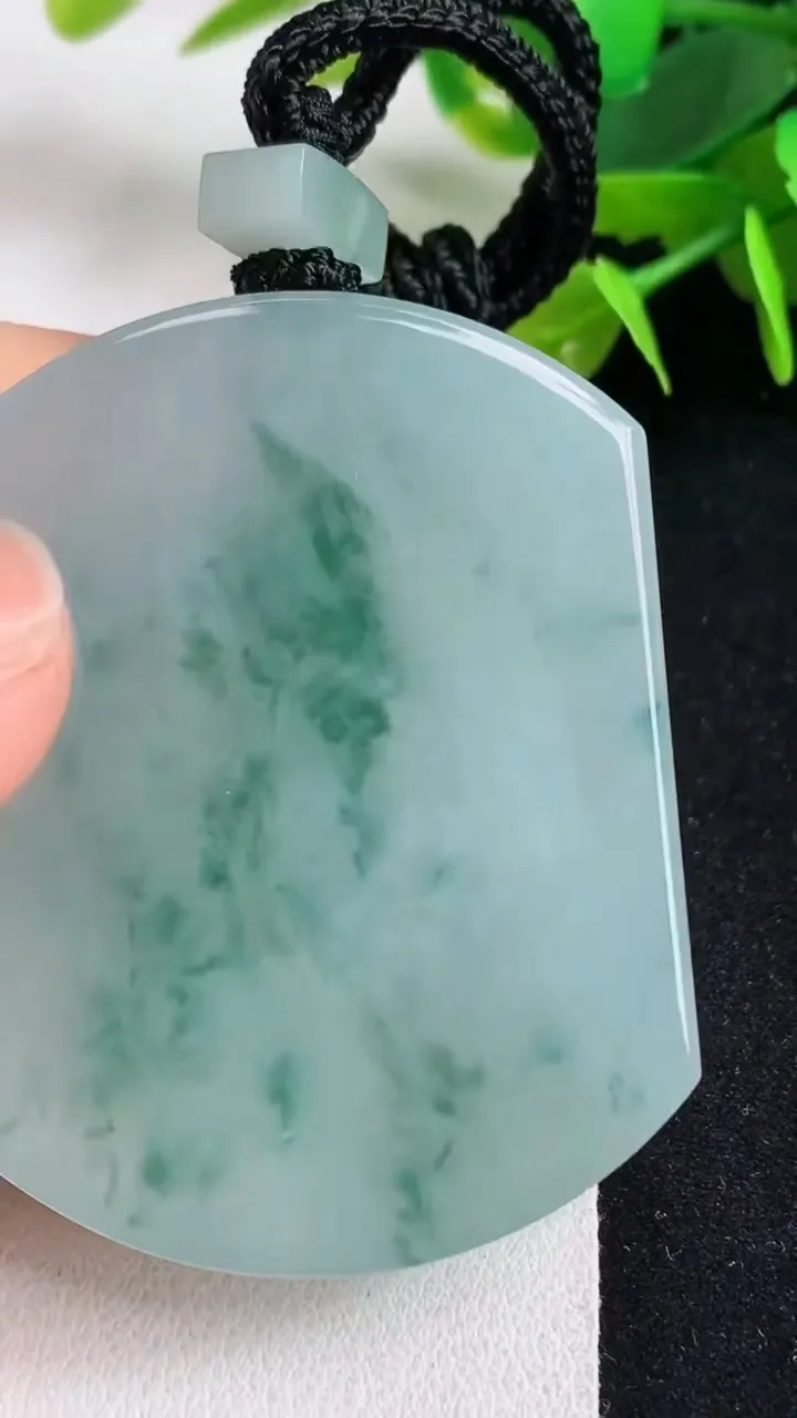 天然A货翡翠飘花无事牌吊坠，尺寸51.8-41-7.4，重量:49.56g
5月5日