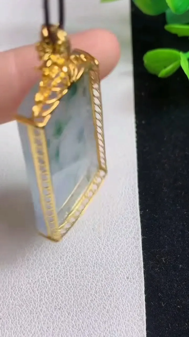 天然A货翡翠紫罗兰 飘花无事牌吊坠，尺寸40.6-21.8-5.7，重量:10.25g
5月5日