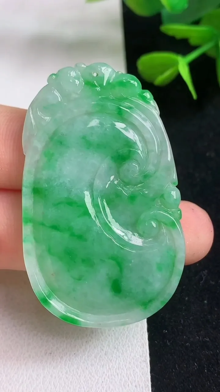 天然A货翡翠如意吊坠，尺寸47.5-29-4.2，重量:12.21g
5月5日