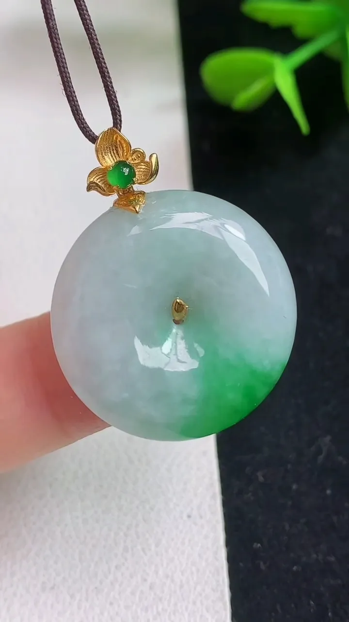 天然A货翡翠平安扣吊坠，尺寸23.7-5.7，重量:6.72g
5月5日