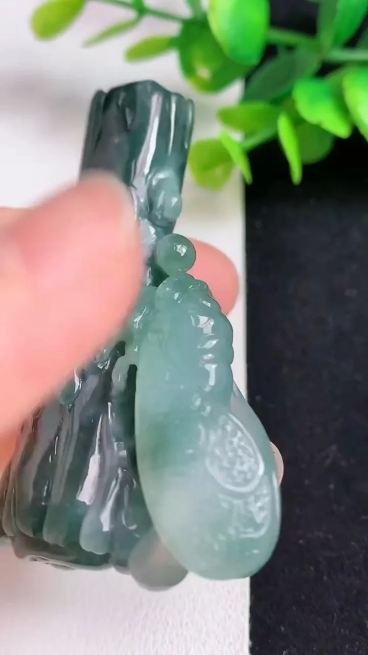 天然A货翡翠枯木逢春吊坠，尺寸61-30.7-11，重量:35.86g
5月5日