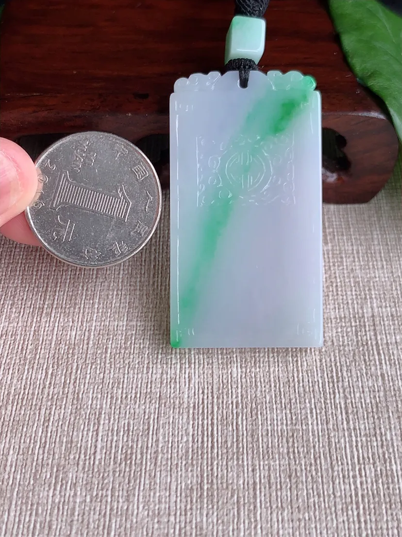 天然A货翡翠冰润飘绿仿古无事牌吊坠 尺寸50×27×5.8m量29.09g 0504