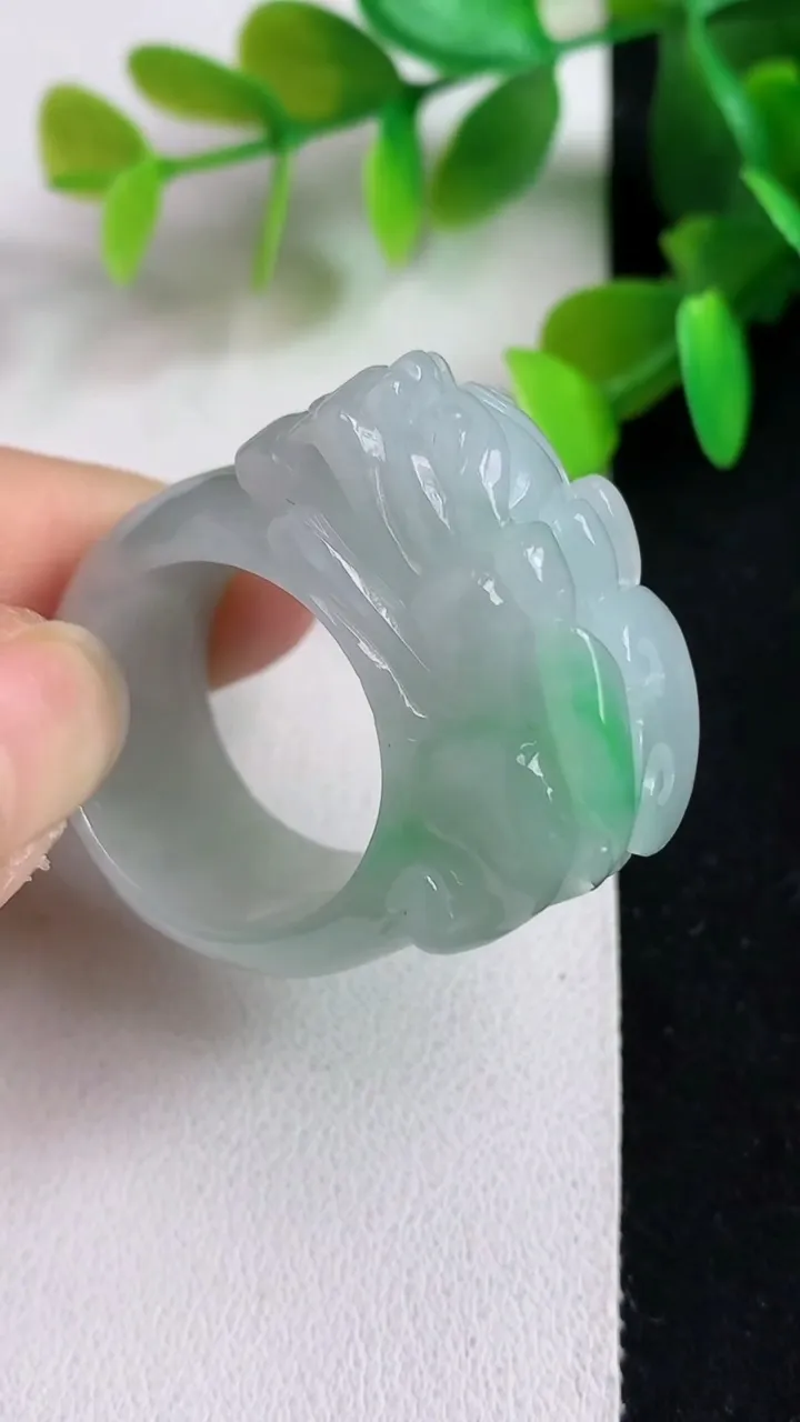 天然A货翡翠貔貅指环扳指，尺寸21.6-15.5-13，重:27.72g2025年5月5日
工厂直销收藏佳品,种好水足，色泽均匀，有种有色，上手高大气！