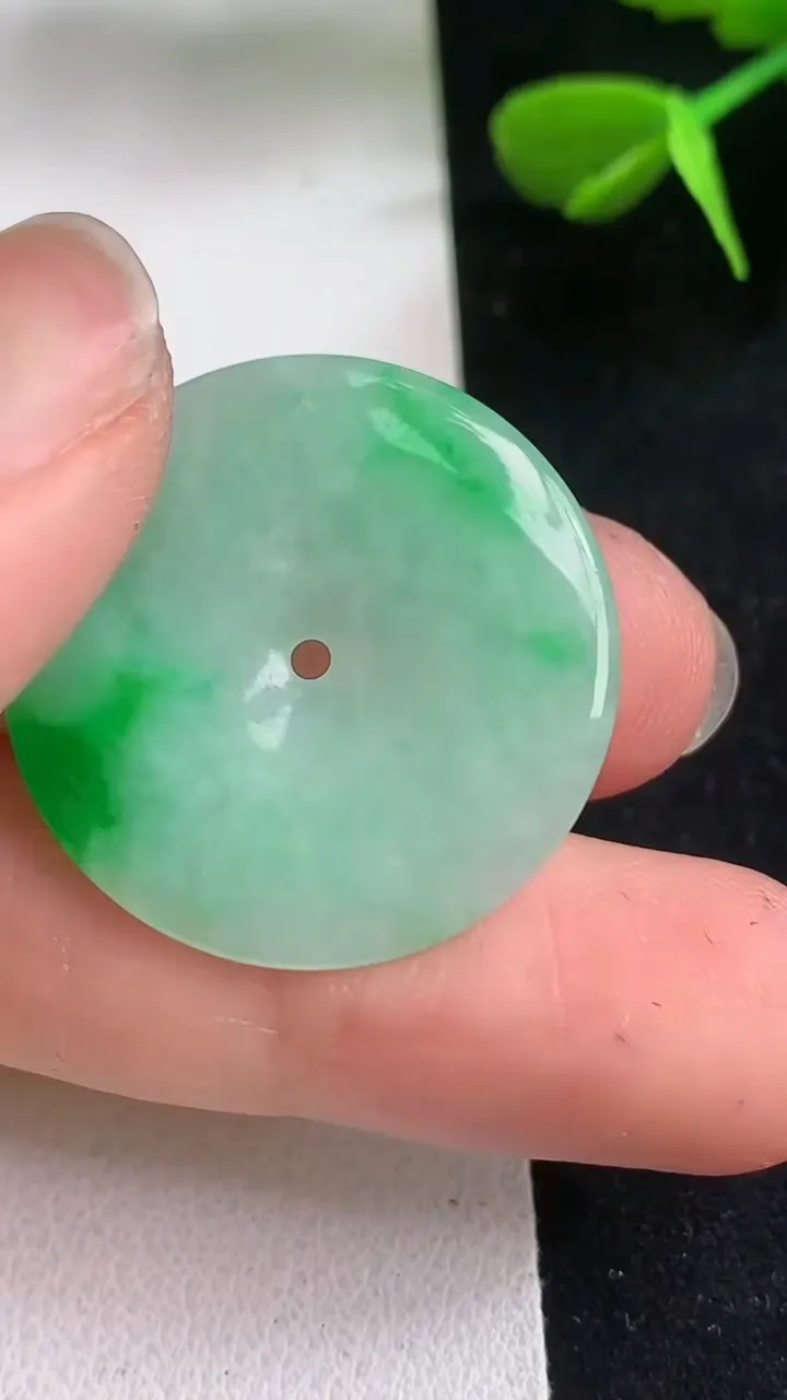 天然A货翡翠平安扣吊坠，尺寸25.6-3，重量:4.10g
5月5日