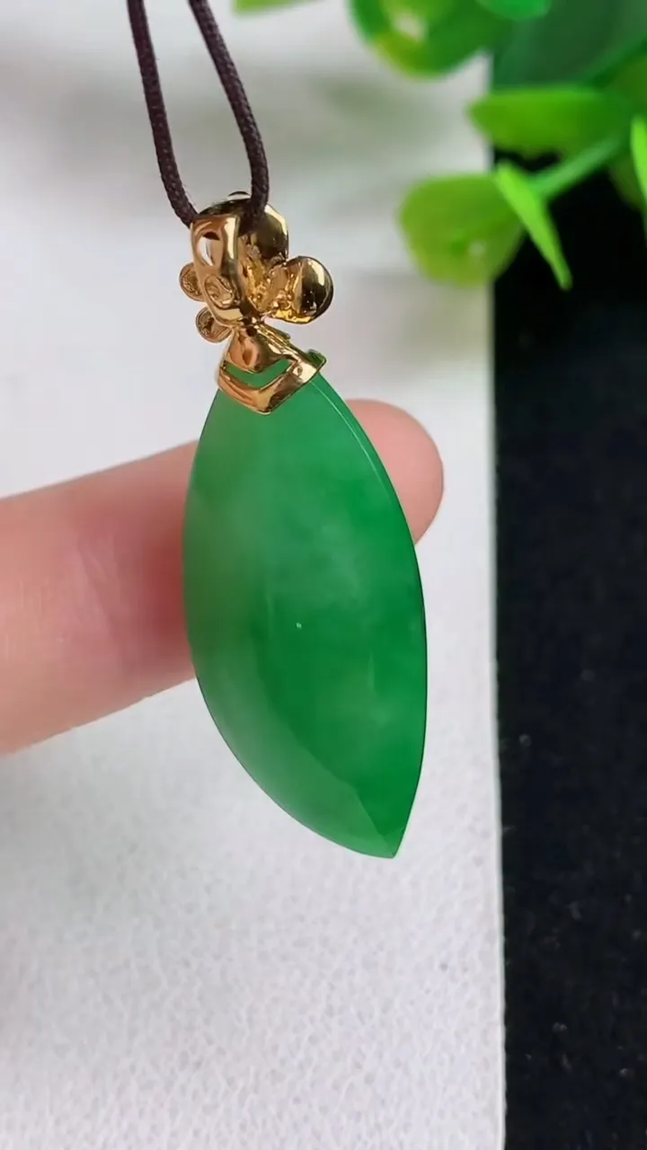 天然A货翡翠随形吊坠，尺寸30.7-13.2-10.3，重量:6.40g
5月5日