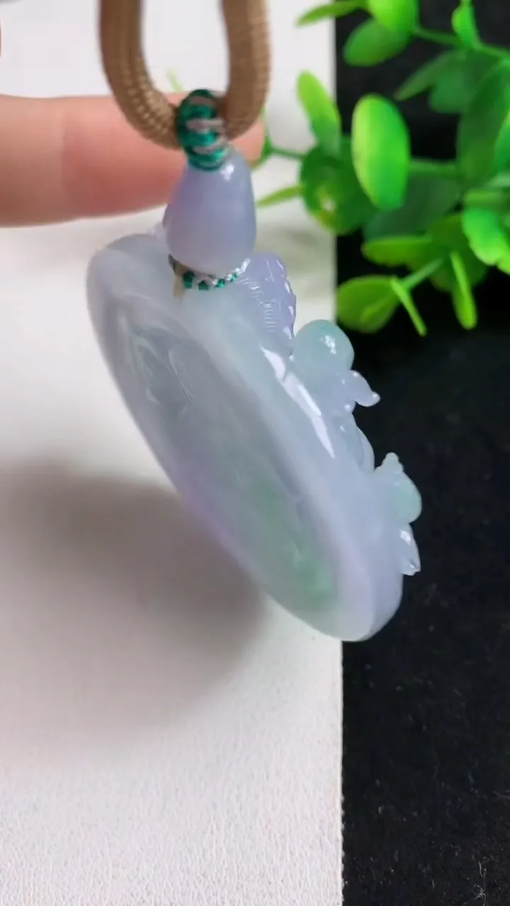 天然A货翡翠春带彩 紫罗兰千手观音吊坠，尺寸53.8-11.8，重量:66.27g
5月5日