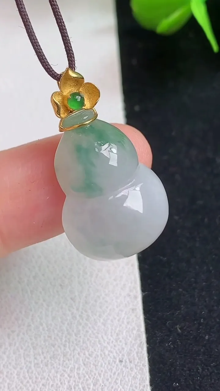 天然A货翡翠k金飘花葫芦吊坠，尺寸19.3-14-6.2，重量:3.22g
5月5日