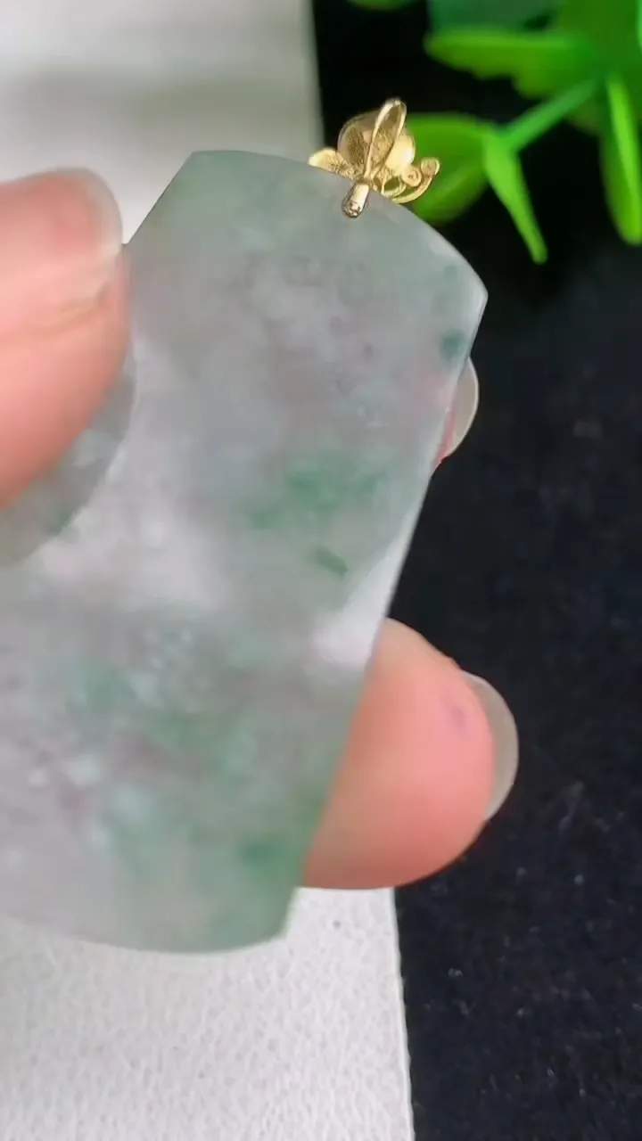 天然A货翡翠飘花无事牌吊坠，尺寸38.2-23.6-2，重量:5.28g
5月5日
