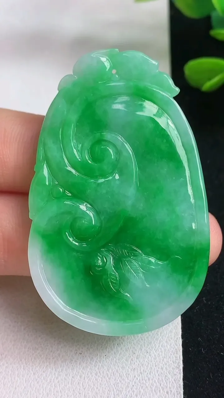 天然A货翡翠如意吊坠，尺寸51.3-32.6-4.8，重量:16.56g
5月5日