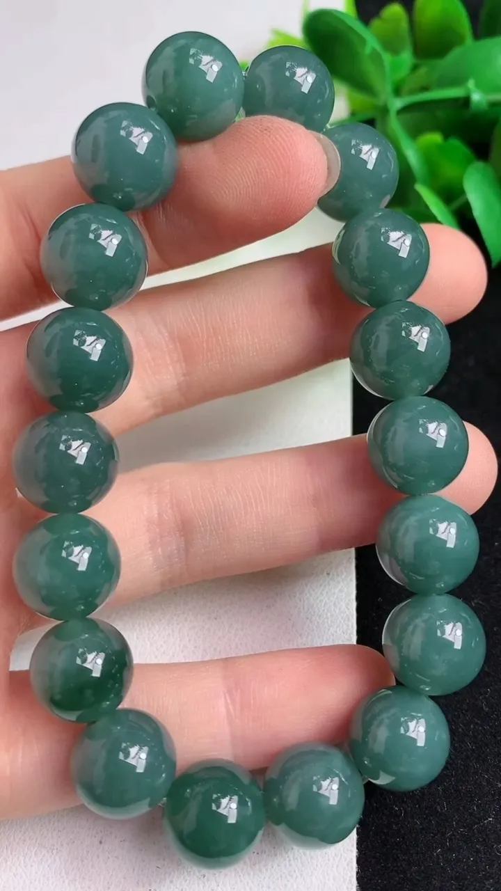 天然A货翡翠货蓝水圆珠手串18颗，尺寸11.8，重:49.61g5月5日
工厂直销收藏佳品,种好水足