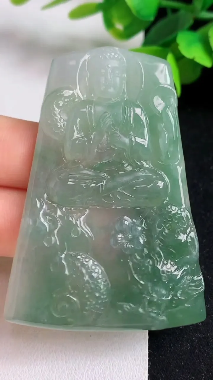 天然A货翡翠祥龙大日如来吊坠，尺寸59.5-41-6，重量:31.45g
5月5日