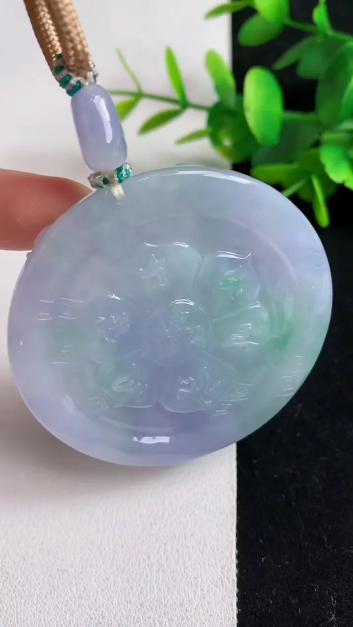 天然A货翡翠春带彩 紫罗兰千手观音吊坠，尺寸53.8-11.8，重量:66.27g
5月5日