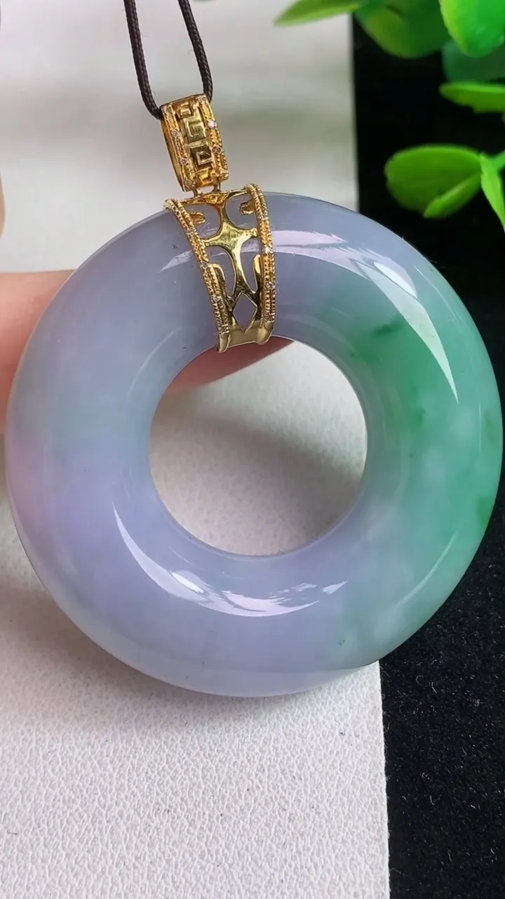 天然A货翡翠k金春带彩 紫罗兰平安环吊坠，尺寸44.7-11.3，重量:39.57g
5月5日