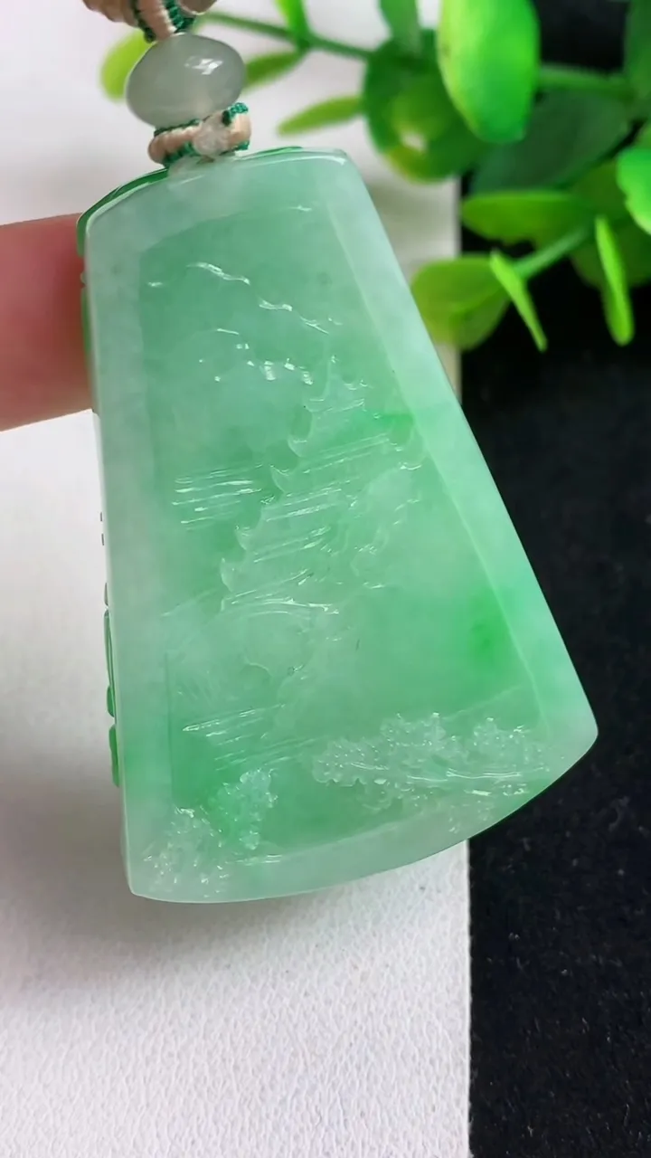 天然A货翡翠山水牌吊坠，尺寸52-35.6-8，重量:32.79g
5月5日