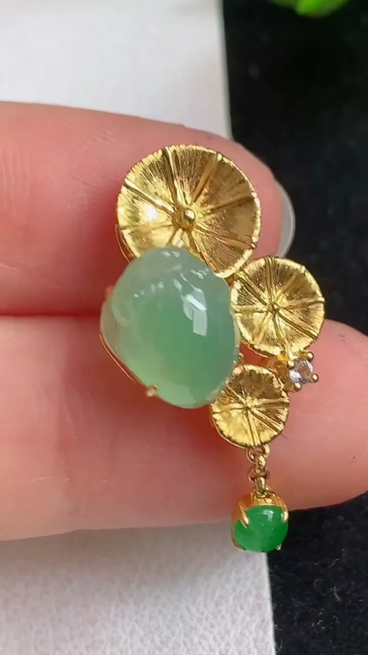 天然A货翡翠金蟾吊坠，尺寸26.8-15-8，裸石10-8.3，重量:2.42g
5月5日