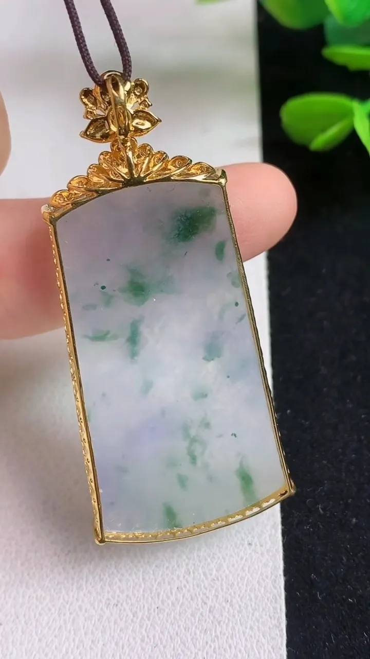 天然A货翡翠紫罗兰 飘花无事牌吊坠，尺寸40.6-21.8-5.7，重量:10.25g
5月5日