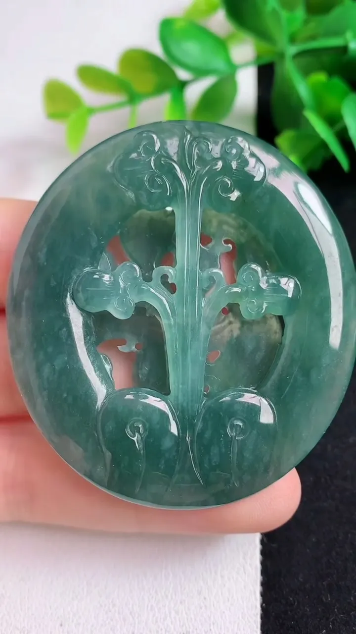 天然A货翡翠蓝水鸟语花香吊坠，尺寸55-50.8-7.5，重:33.51g
5月5日