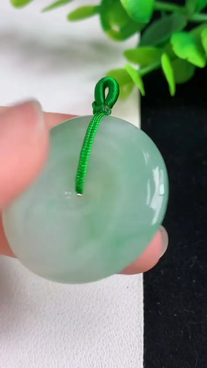 天然A货翡翠平安扣吊坠，尺寸35-6，重量:15.08g
5月5日