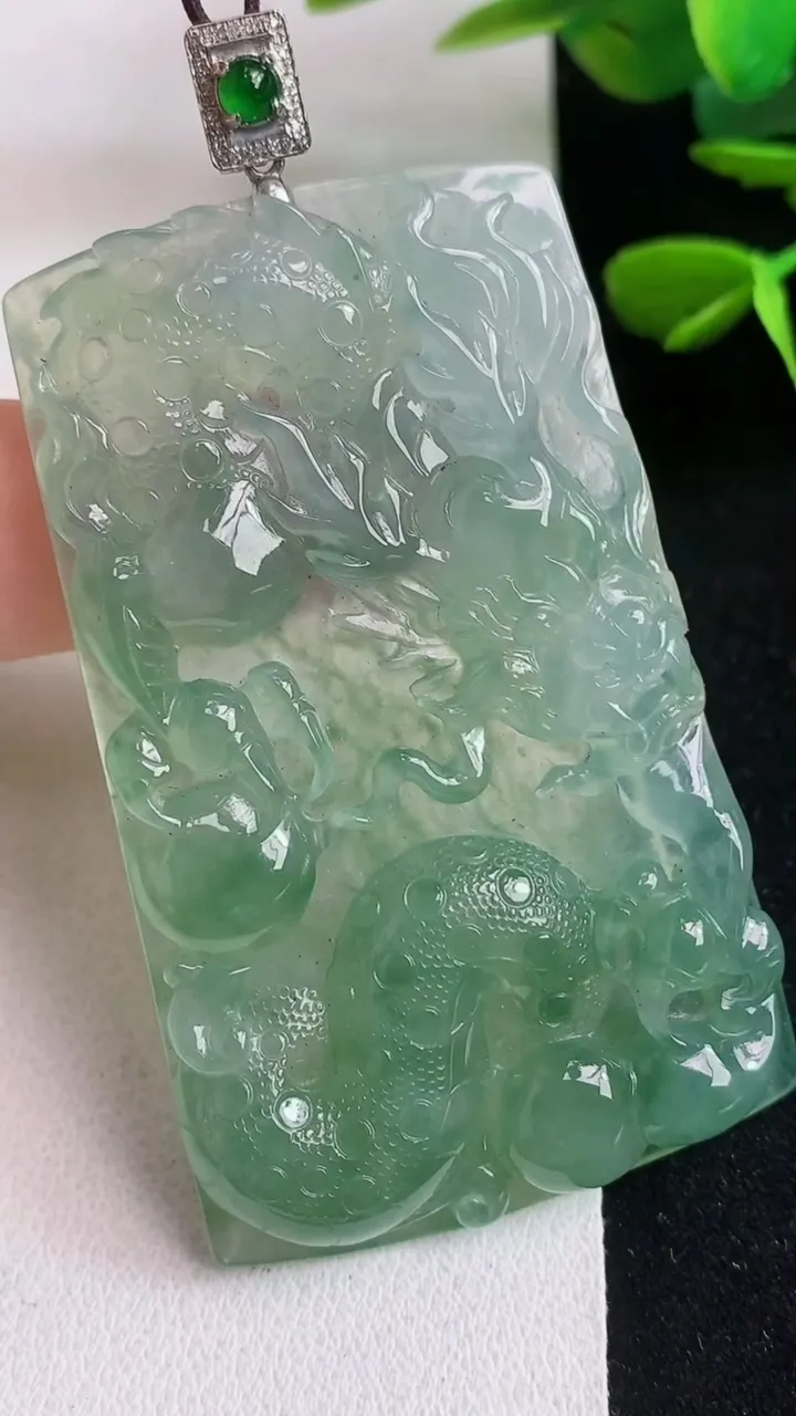 天然A货翡翠龙牌吊坠，尺寸58.6-35.7-6，重量:26.72g
5月5日