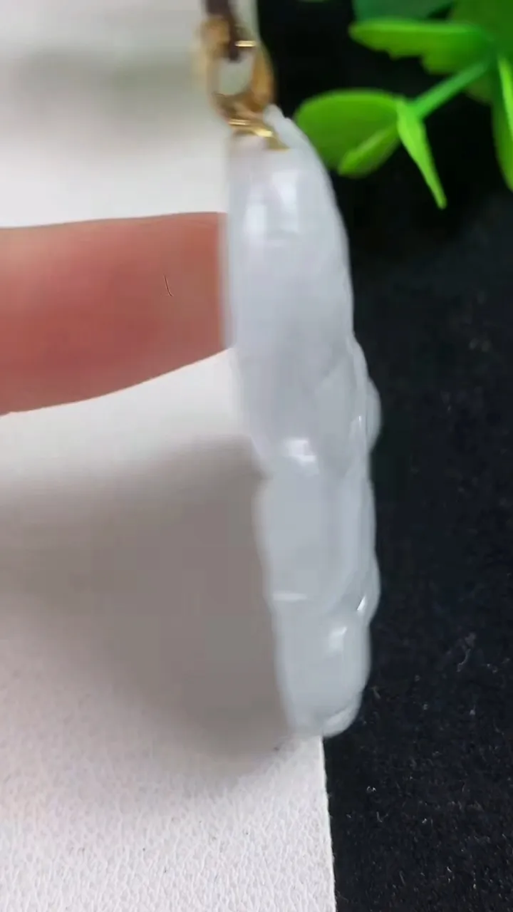 天然A货翡翠白冰观音菩萨吊坠，尺寸50-33-5.8，重量:17.65g
5月5日