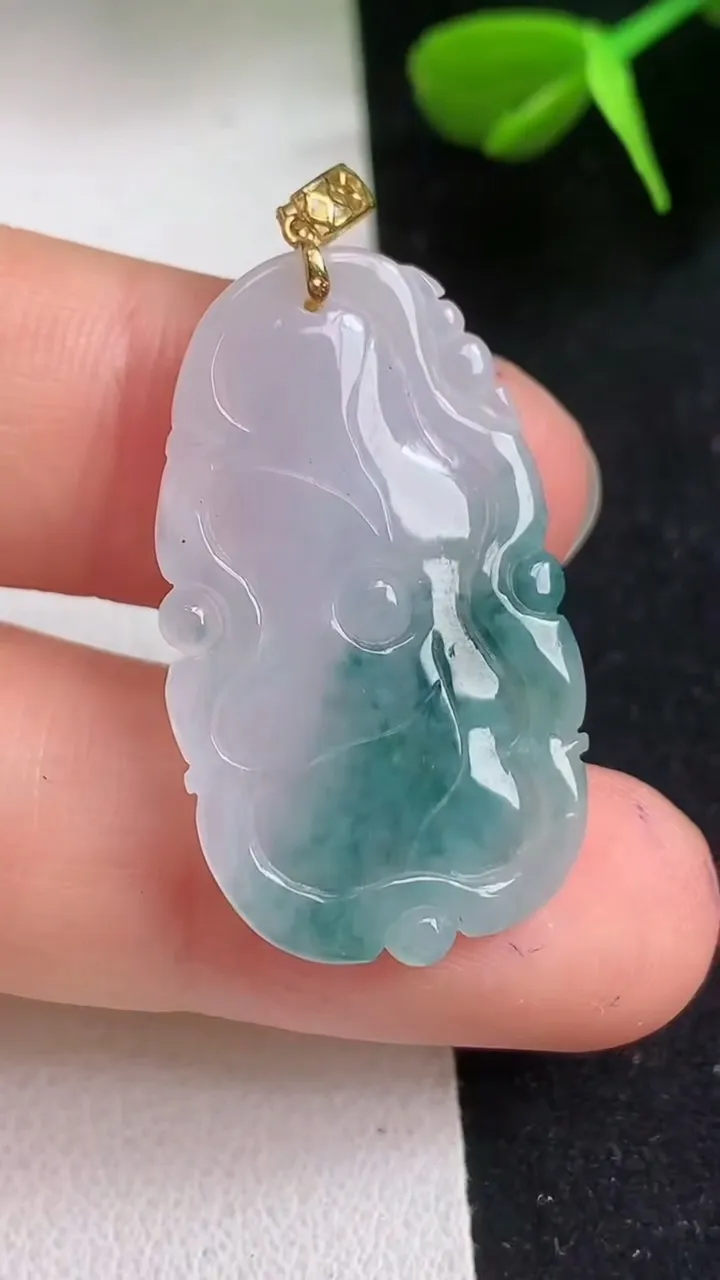 天然A货翡翠k金飘花荷叶鱼吊坠，尺寸30.5-18-3，重量:3.61g
5月5日