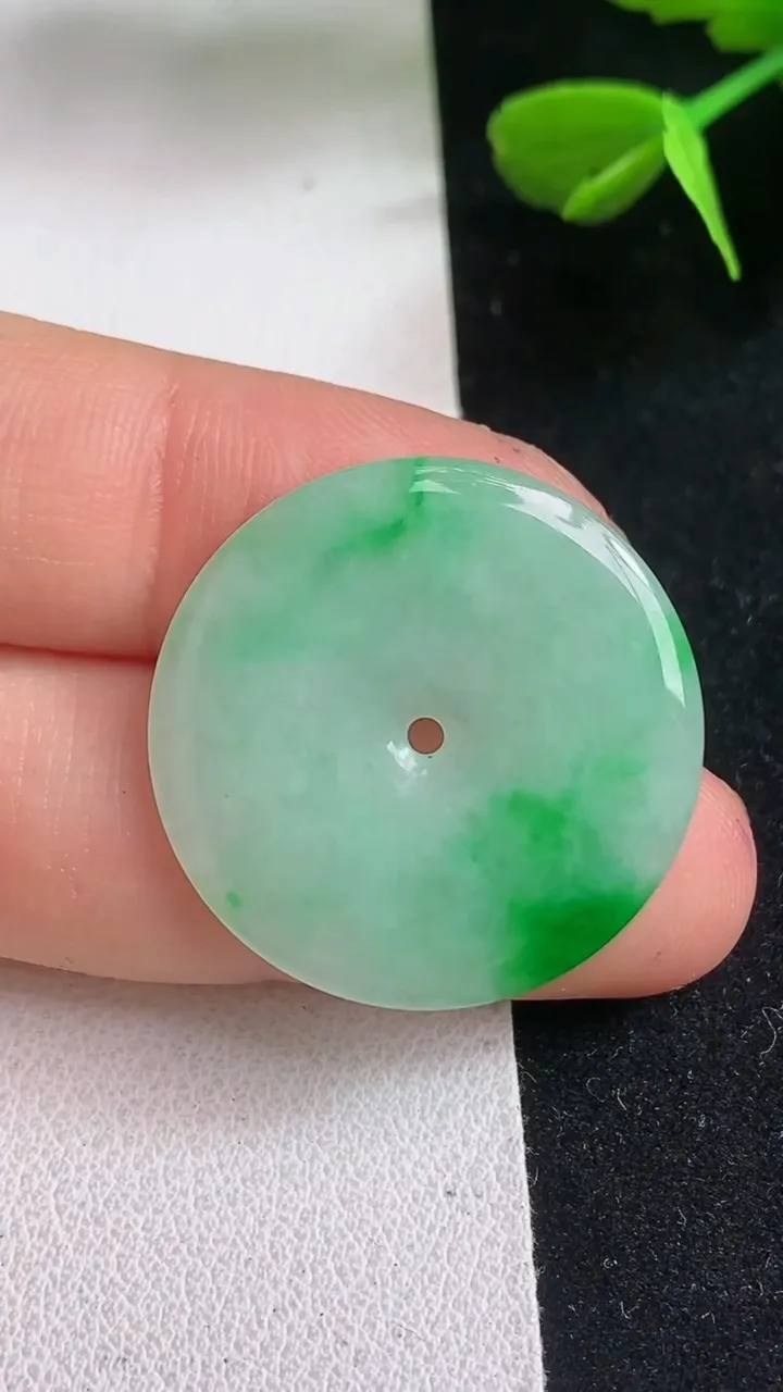 天然A货翡翠平安扣吊坠，尺寸25.6-3，重量:4.10g
5月5日