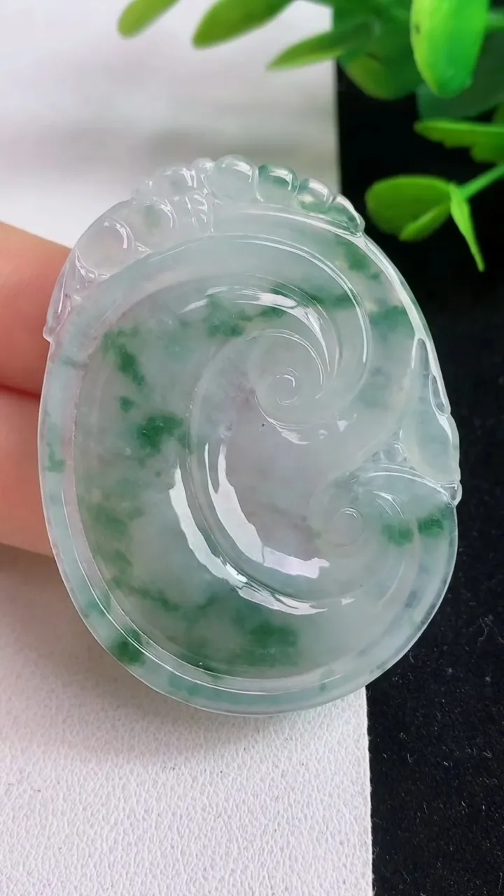 天然A货翡翠飘花如意吊坠，尺寸52.3-39.5-5，重量:18.14g
5月5日
