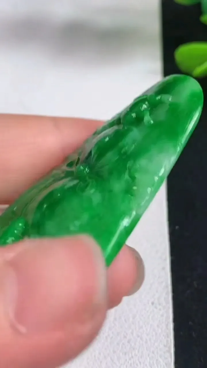 天然A货翡翠瓜瓜来财 和和美美吊坠，尺寸53-31.6-6.2，重量:15.00g
5月5日