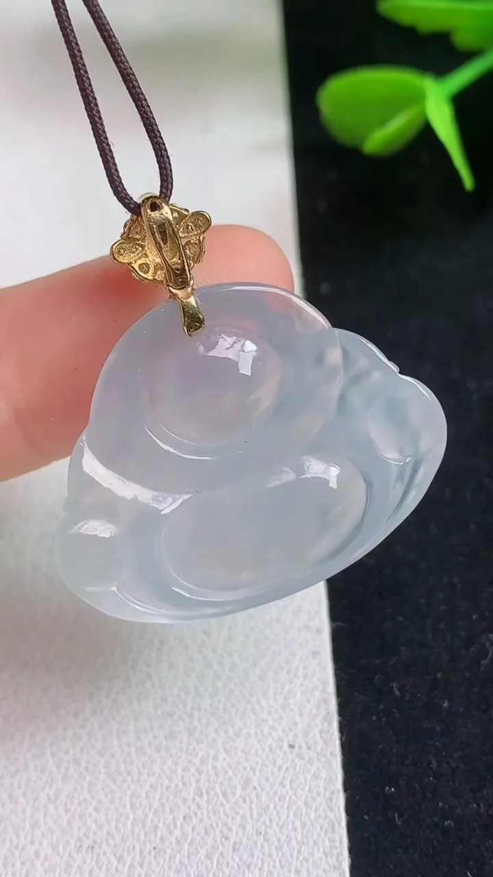 天然A货翡翠白冰佛公吊坠，尺寸22.5-29-5.7，重量:5.87g
5月5日